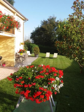 Гостиница Ma maison fleurie proche aéroport, Eurexpo  Janneyrias
